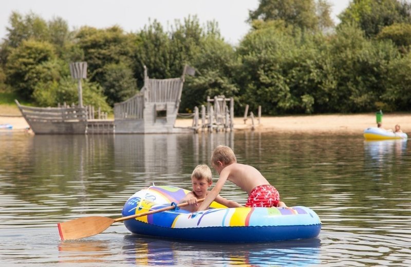 Bootje varen zwemvijver