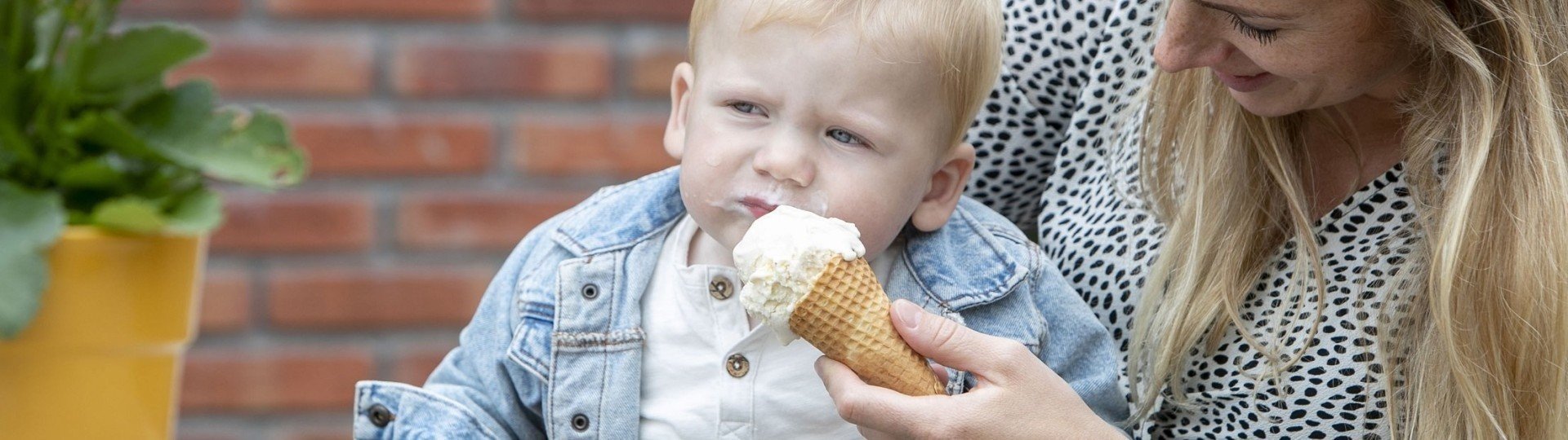 Ijsje eten bij skik op terras 2