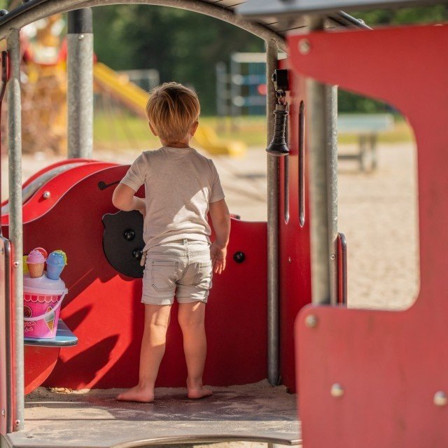 Jongetje sturen grote speeltuin Witterzomer