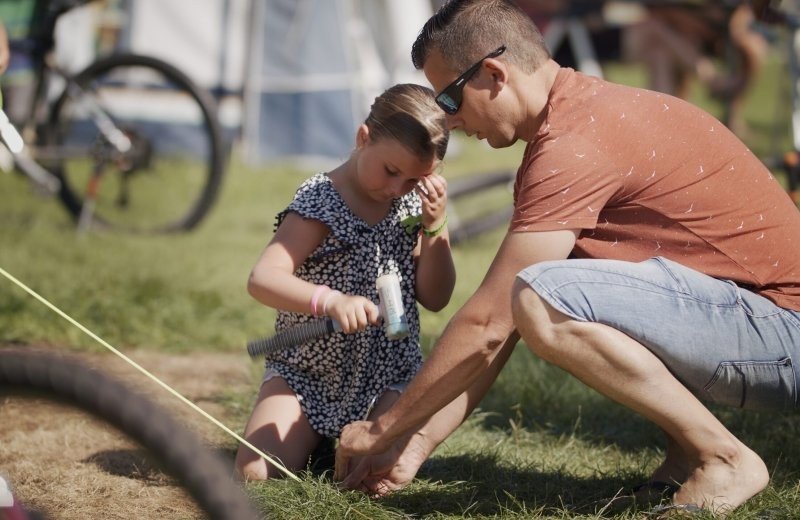 Samen tent opzetten 66e82646cd813